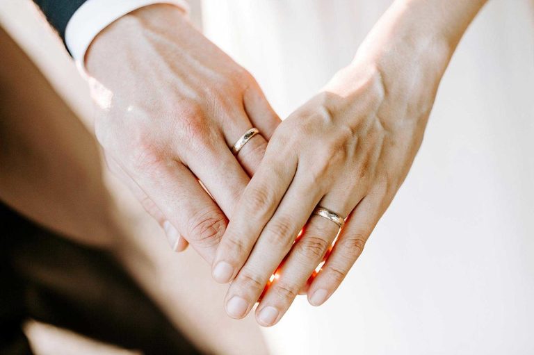 simple gold wedding bands